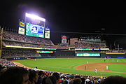terrain de baseball dans la nuit, tableau de bord affiche un joueur, Twins