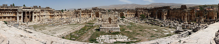 Vue panoramique sur le complexe du temple Grande Cour de Baalbek, au Liban