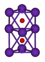 Le schéma de boule-et-bâton montre deux octaèdres réguliers qui sont reliés entre eux par une face. Tous les neuf sommets de la structure sont des sphères représentant pourpre rubidium, et au centre de chaque octaèdre est une petite sphère rouge représente l'oxygène.