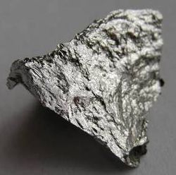 Un fragment approximative de métal argenté brillant