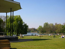 Park kiosque et le lac de Regent