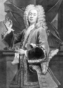 Scène d'intérieur d'un jeune acteur masculin dans les beaux vêtements du 17e siècle, richement brodé, portant une perruque complète, tenant une pincée de tabac à priser dans sa main droite entre le pouce et l'index, avec la tabatière et mouchoir dans sa main gauche.