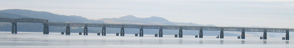 Segment nord de la deuxième pont Tay, montrant les souches des piliers du pont d'origine piquer au-dessus du Tay