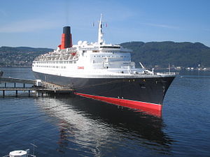RMS Queen Elizabeth 2 à Trondheim 2008.jpg