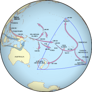 Une série de flèches pointent de Taiwan à la Mélanésie aux Fidji / Samoa puis aux îles Marquises. La population se est ensuite propagée, certains allant vers le sud jusqu'à la Nouvelle-Zélande et d'autres vers le nord à Hawaï. Une deuxième série démarre en Asie du Sud et à la fin en Mélanésie.