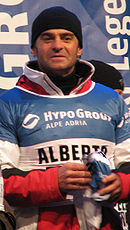 Alberto Tomba dans les vêtements de chapeaux et de ski