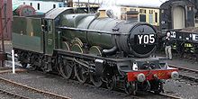 Un moteur à vapeur vert avec trois paires de grandes roues et deux plus petits et les lettres d'information Y05 sur le front
