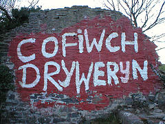 un mur en ruine, éclaboussé de peinture rouge, sur laquelle la peinture blanche est écrit de la cofiwch Dryweryn 'les mots