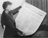 Eleanor Roosevelt avec la version espagnole de la Déclaration universelle des droits de l'homme.