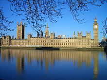 La Maison du Parlement à Londres, vu à travers le fleuve, sont un grand bâtiment de style gothique victorien avec deux grosses tours et de nombreux pinacles