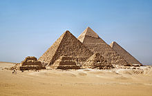Les trois principaux Pyramides de Gizeh indiqués hausse des sables du désert avec trois petites pyramides en face d'eux