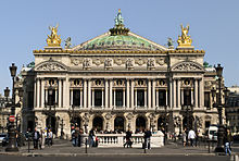 L'Opéra de Paris est un bâtiment du 19ème siècle ornée décorée avec beaucoup de détails sculptés.