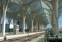 La station de chemin de fer à Lisbonne possède un toit en fibre de verre appuyé sur des piliers avec des bras rayonnants ressemblant colonnes gothiques, des arcs et des voûtes