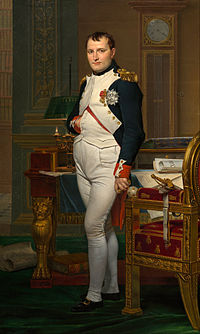 Portrait en pied de Napoléon dans la quarantaine, en haut rang blanc et bleu foncé uniforme militaire. Il se dresse au milieu du 18e siècle riche mobilier chargé de papiers, et regarde le spectateur. Son style de cheveux est Brutus, coupés ras, mais avec une frange courte à l'avant, et sa main droite est niché dans son gilet.