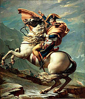Le portrait d'un cheval cabré-up à un angle de 45 degrés avec un homme assis sur elle et pointant vers l'avant avec sa main droite tout en se tenant sur les rênes avec son gauche