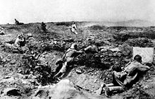 Au premier plan, trois soldats allemands derrière capot se engagent attaquer les soldats français