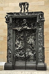 Ornement, panneaux de porte et le cadre bronze montrant figures et des scènes en relief.