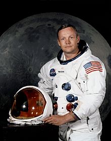 Photo de Neil Armstrong, Juillet 1969, en costume de l'espace avec le casque hors