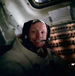 Photo de Armstrong souriant dans sa combinaison spatiale