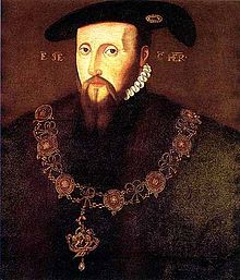 Portrait officiel du duc de Somerset. Il a un visage long mince avec une barbiche et une moustache longue et fine de cheveux roux droite. Son expression se méfie. Il porte son collier de l'Ordre de la Jarretière.