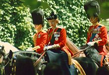 Elizabeth en uniforme rouge sur un cheval noir