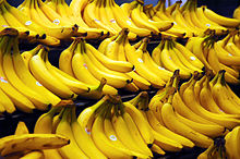 Épicerie photo de plusieurs régimes de bananes