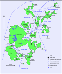 Une carte de l'archipel des Orcades montrant principaux axes de transport. Une petite île avec une altitude élevée est au sud-ouest. Au centre se trouve la plus grande île, qui a aussi basses collines. itinéraires Ferry répartis de là à les petites îles dans le nord.