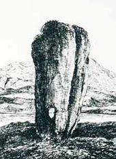Un dessin au trait noir et blanc d'une pierre de hauteur debout qui est plus large au sommet qu'à la base. Il a une longue fissure verticale sur le côté de la main droite et il ya un petit trou qui va droit à travers elle près du sol. Un lac et montagne sont en arrière-plan.