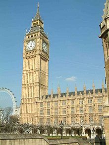bâtiment couleur sable de style gothique avec un grand tour de l'horloge.