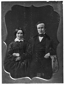 Photo en noir et blanc d'un homme et d'une femme
