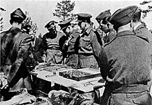 Huit soldats en uniformes Seconde Guerre mondiale époque, que par la légende