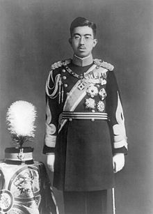 Hirohito en robe uniform.jpg