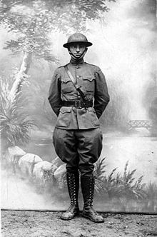 Truman en uniforme militaire avec l'épaule et ceinture avec un casque