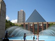 Edmonton City Hall avec la tour du CN à fond, forme prise Sir Winston Churchill Square