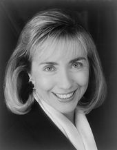 Close-up portrait photographique en noir et blanc de la même femme que dans la photo du haut, dans la quarantaine et aux cheveux blonds mi-longs