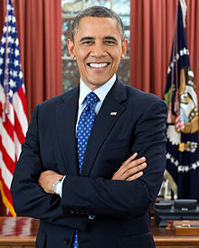 Le président américain Barack Obama est photographié debout devant le bureau Resolute dans le bureau ovale de la Maison Blanche, le 6 Décembre, de 2012.