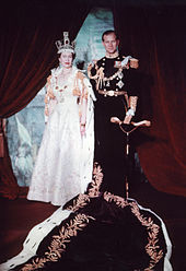 Elizabeth couronne et robes côté de son mari en uniforme militaire