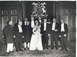 Un groupe formel d'Elizabeth en tiare et robe de soirée avec onze premiers ministres en robe de soirée ou costume national.