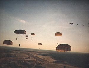 Rangers de l'armée américaine en parachute Grenade lors de l'opération d'urgence Fury.jpg