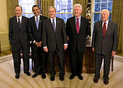 Portrait de groupe de cinq hommes présidentielles en costume et cravate sombres