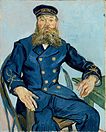 un homme à longue barbe avec un uniforme bleu et un chapeau est assis sur une chaise face avant avec son bras droit sur le bras de la chaise et le bras gauche sur une table et avec un fond bleu pastel