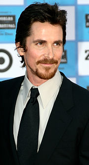Christian Bale dans un costume noir à une première de film.