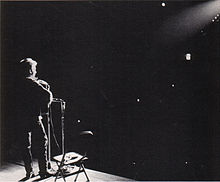 Un projecteur brille sur Dylan comme il exécute sur scène.