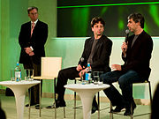 Eric Schmidt, Sergey Brin et Larry Page assis ensemble