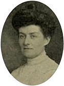 cabeça e ombros retrato de uma jovem mulher com cabelo escuro