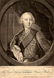 Half-length retrato monocromático de um homem barbeado vestindo uma faixa, um casaco finamente bordada, a estrela da Ordem da Jarreteira, e uma peruca empoada.