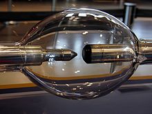 Esfera de vidro alongado com dois eletrodos de metal no interior da haste, de frente para o outro. Um eletrodo é cega e outra está afiada.