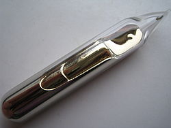 Algum metal prateado-ouro, com uma textura semelhante a líquido e brilho, selado numa ampola de vidro