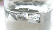 Image: Metal de lítio armazenado em parafina