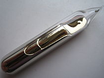 Image: O césio metálico numa ampola de vidro